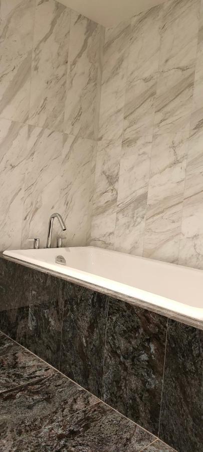 Waterfalls Hotel - Suite In Falls Downtown With Pool Victoria Luaran gambar